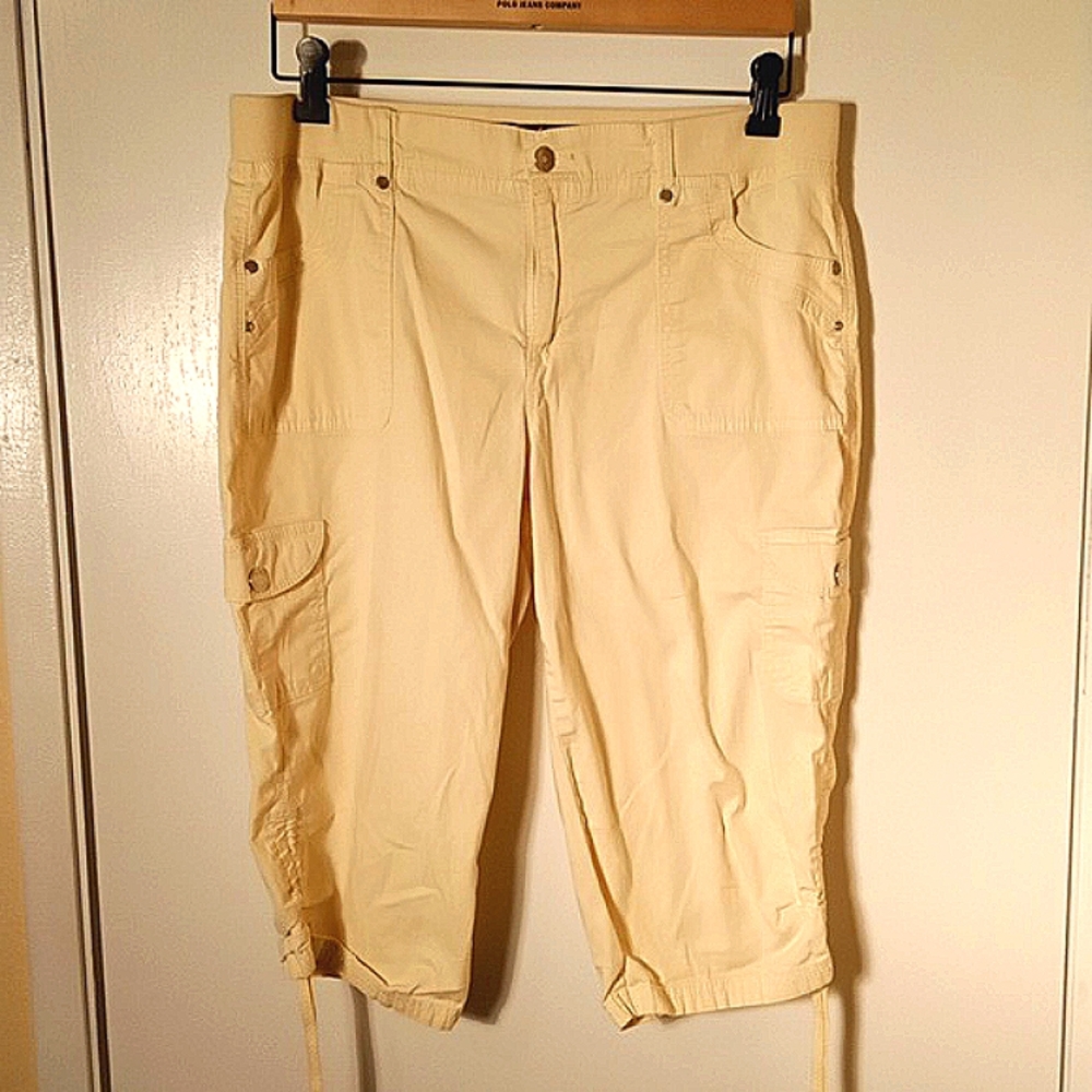 Pale  yellow Capri cargo shorts size 12